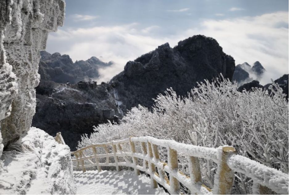 白石山下雪了，雪景好美